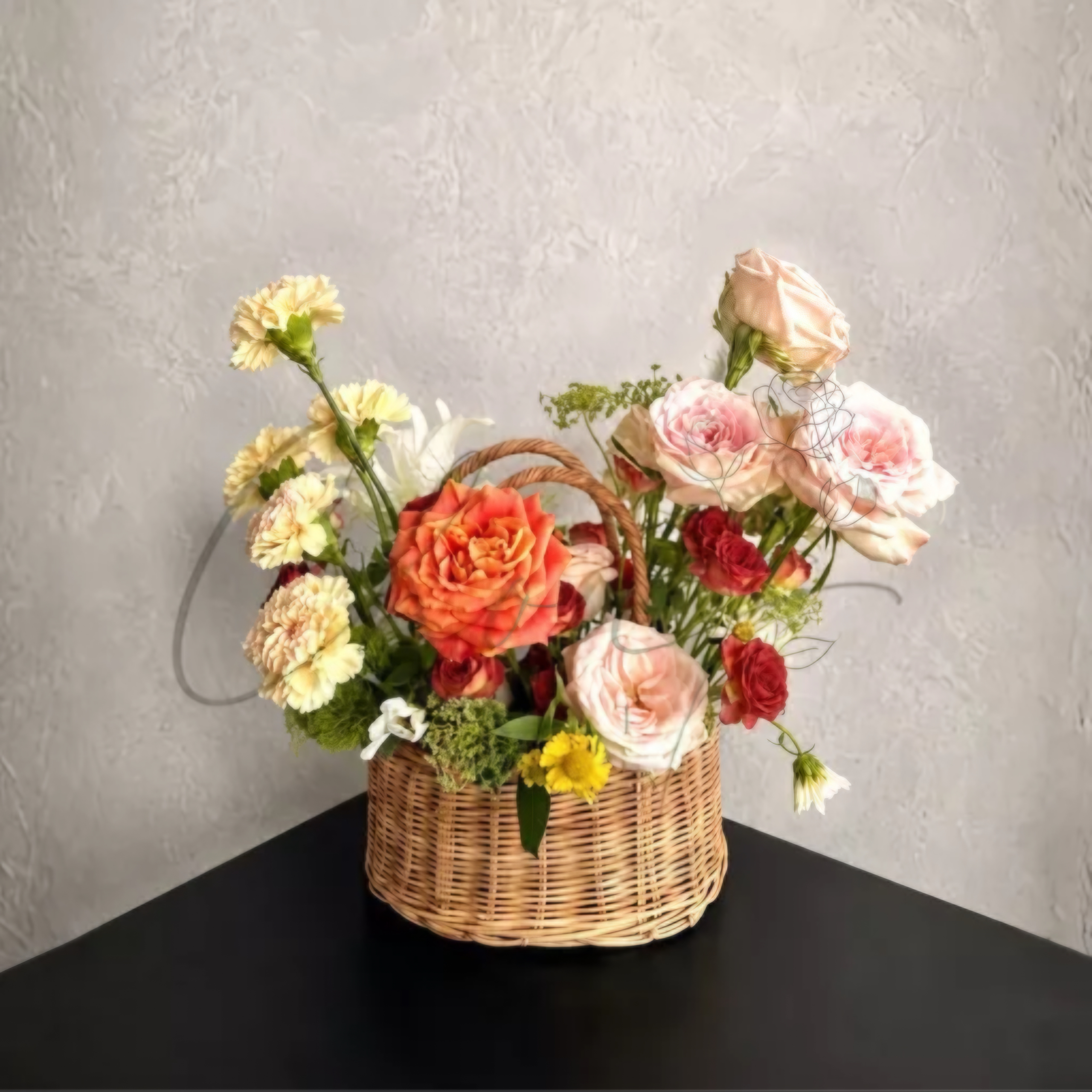 Garden Rose fresh flower basket