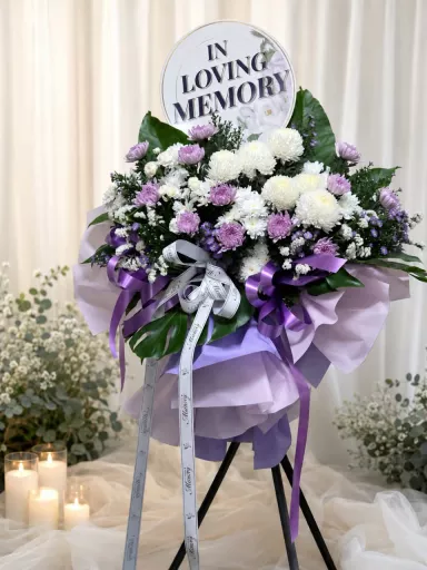 In Loving Memory – White & Purple Sympathy Flower Stand : 深切缅怀 – 白紫色悼念花篮